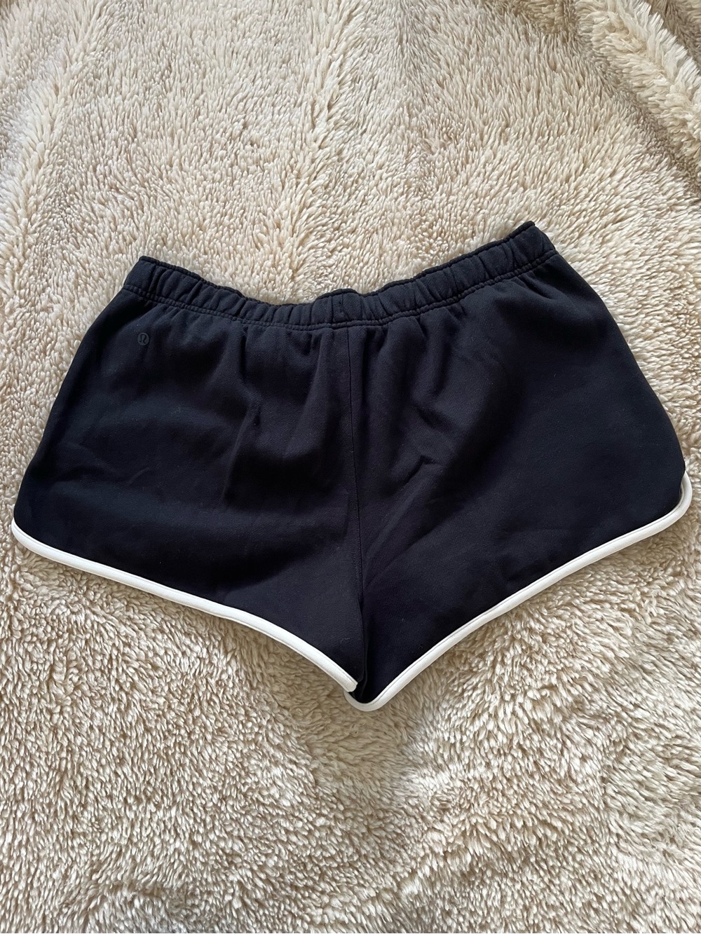 Lululemon MR Scuba Shorts - Picture 2 of 5